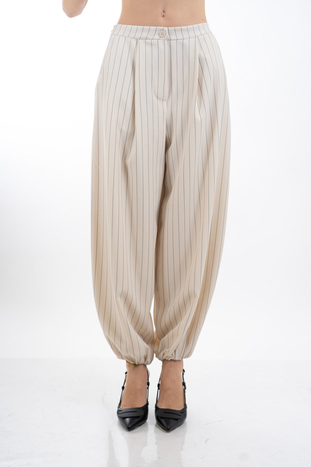 modella indossando Pantalone carrot gessato con pinces e fondo elasticizzato colore Beige Chiaro Unica