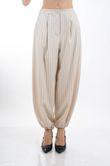 modella indossando Pantalone carrot gessato con pinces e fondo elasticizzato colore Beige Chiaro Unica