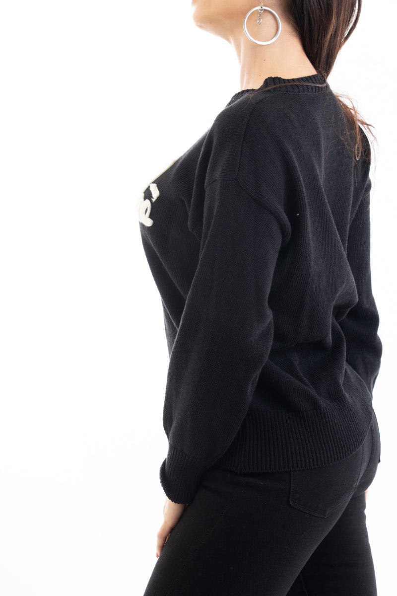 modella indossando Maglia over 100% cotone con scritta ricamata “No Vabbé” colore