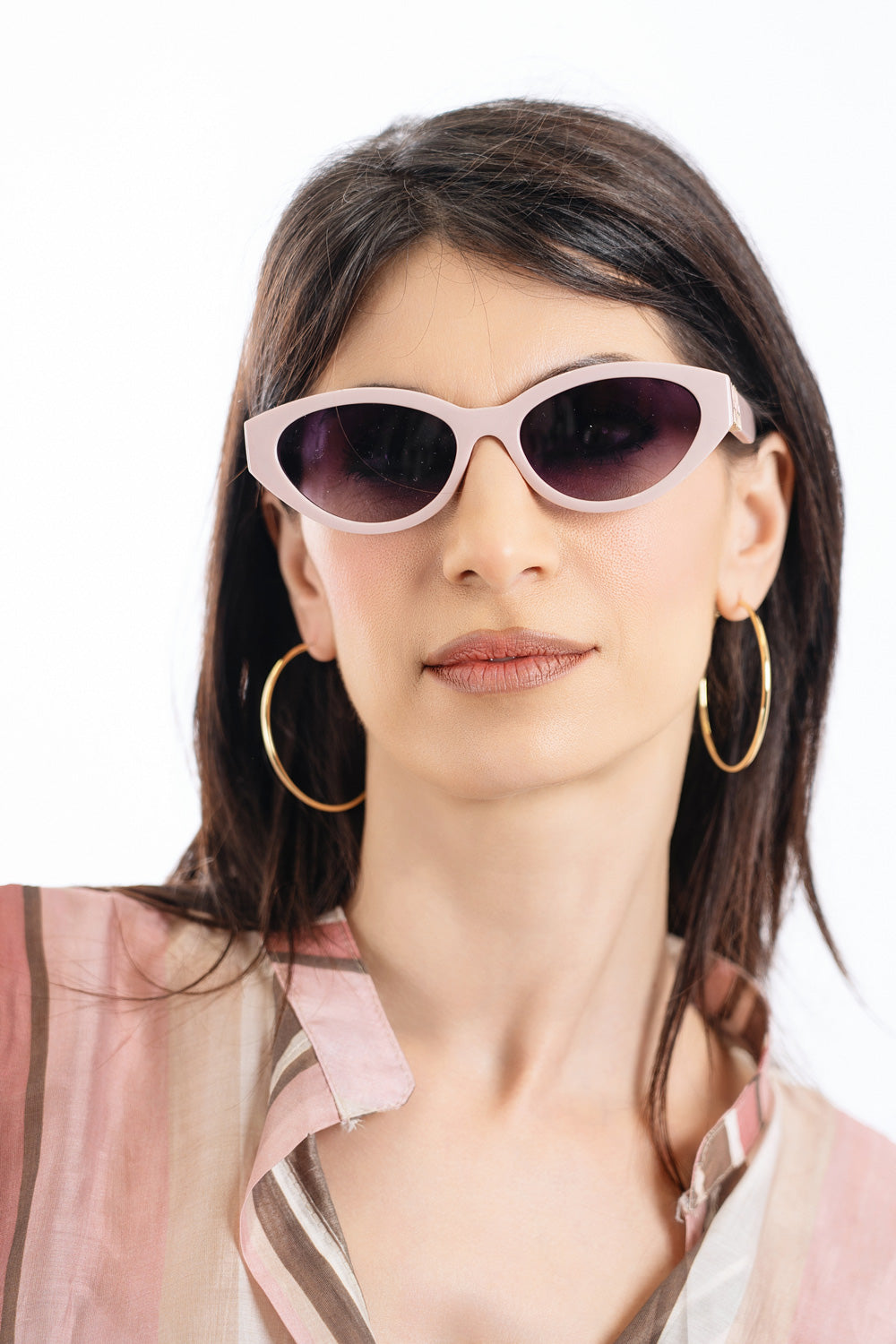 modella indossando Occhiali da sole cat-eye con montatura spessa UV400 colore Rosa