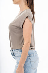 modella indossando T-shirt morbida in viscosa elasticizzata con manica risvoltata colore