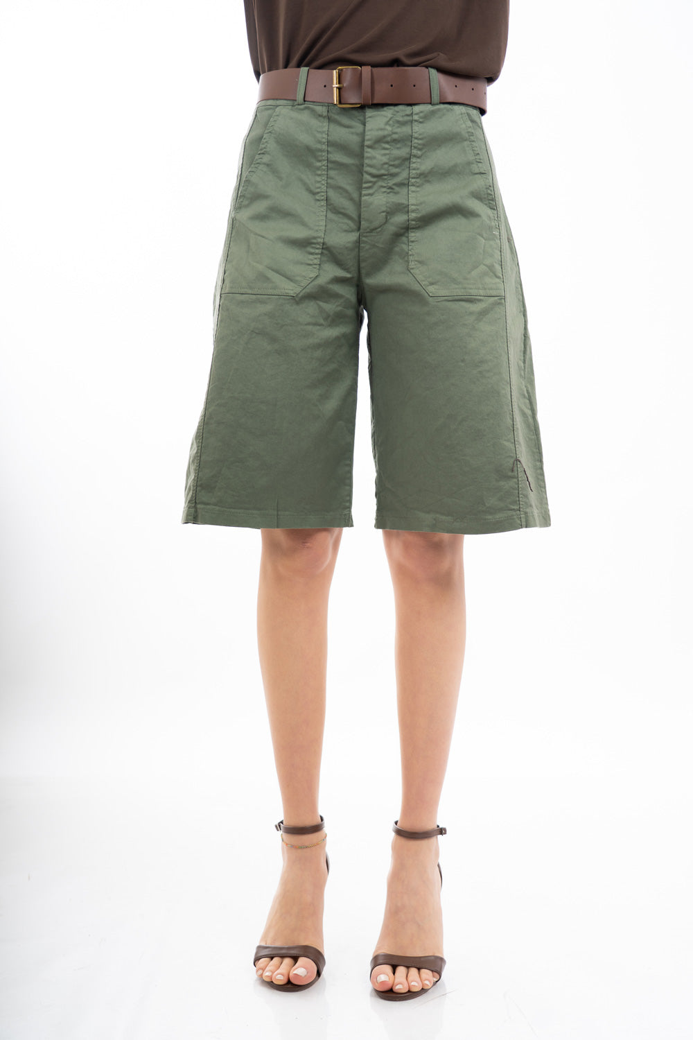modella indossando Bermuda morbido con tasche applicate in cotone elasticizzato e cintura colore Militare