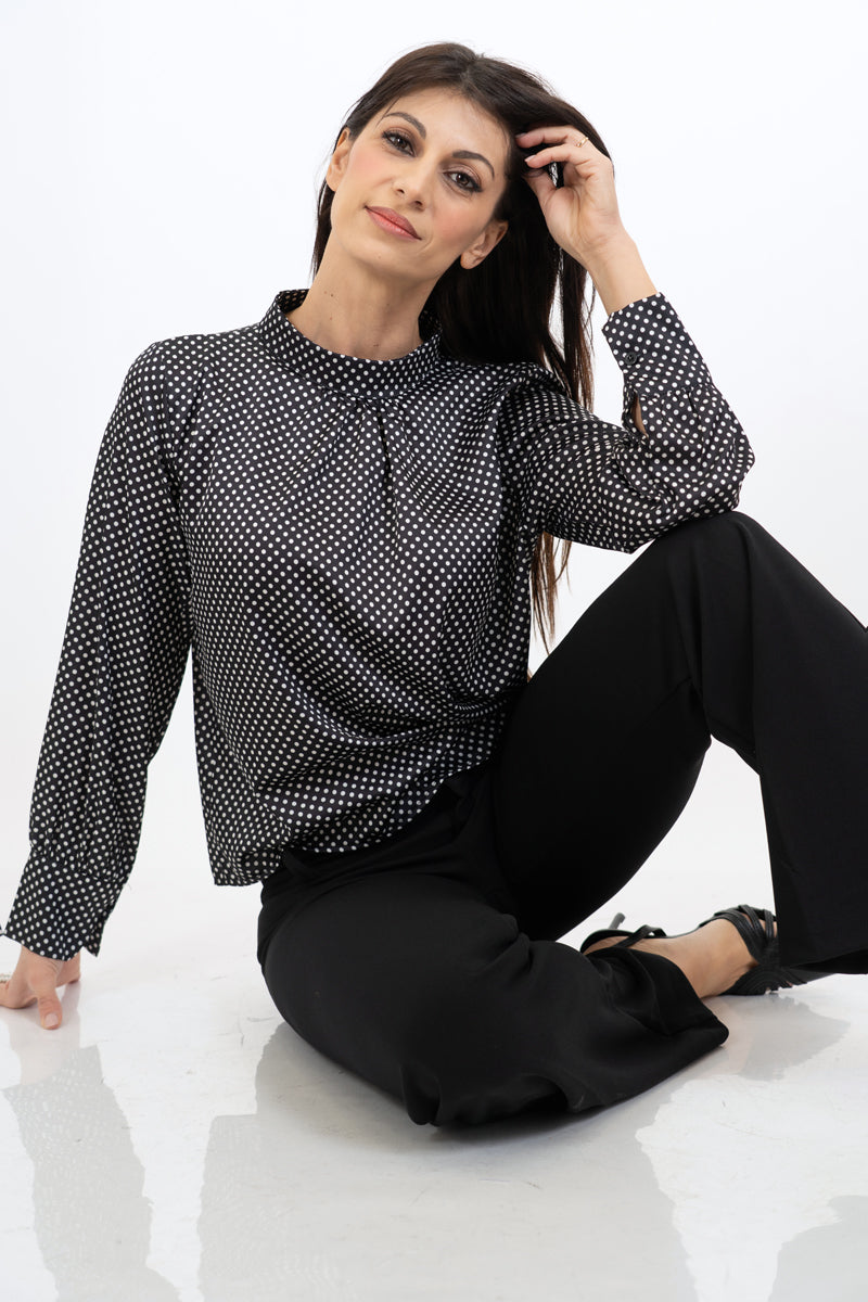 modella indossando Blusa in raso a pois con collo coreano e maniche arricciate colore
