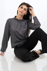 modella indossando Blusa in raso a pois con collo coreano e maniche arricciate colore