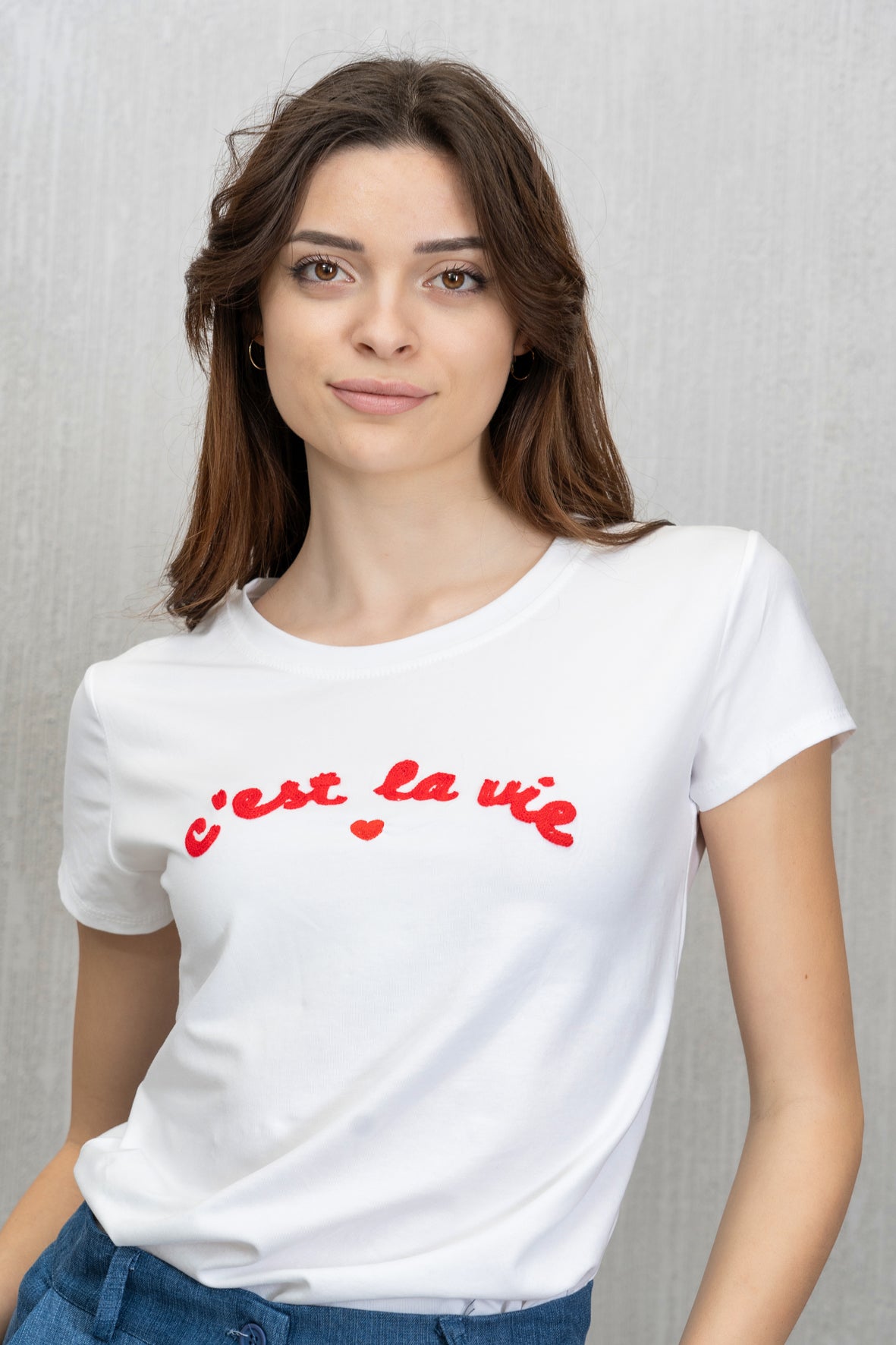 T-shirt elasticizzata con scritta Rossa "C'est la vie" effetto spugna