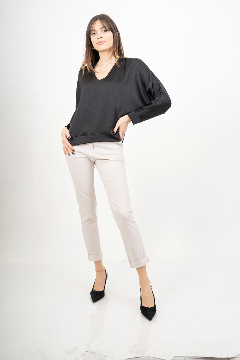 modella indossando Pantalone elasticizzato in misto viscosa con risvolto – Beige colore