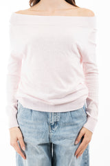 modella indossando Maglia in filato leggero con scollo morbido e collo a costina colore Rosa Unica