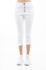 modella indossando Pantalone modello chinos in cotone elasticizzato colore bianco con bottoni gioiello a cuore colore Bianco