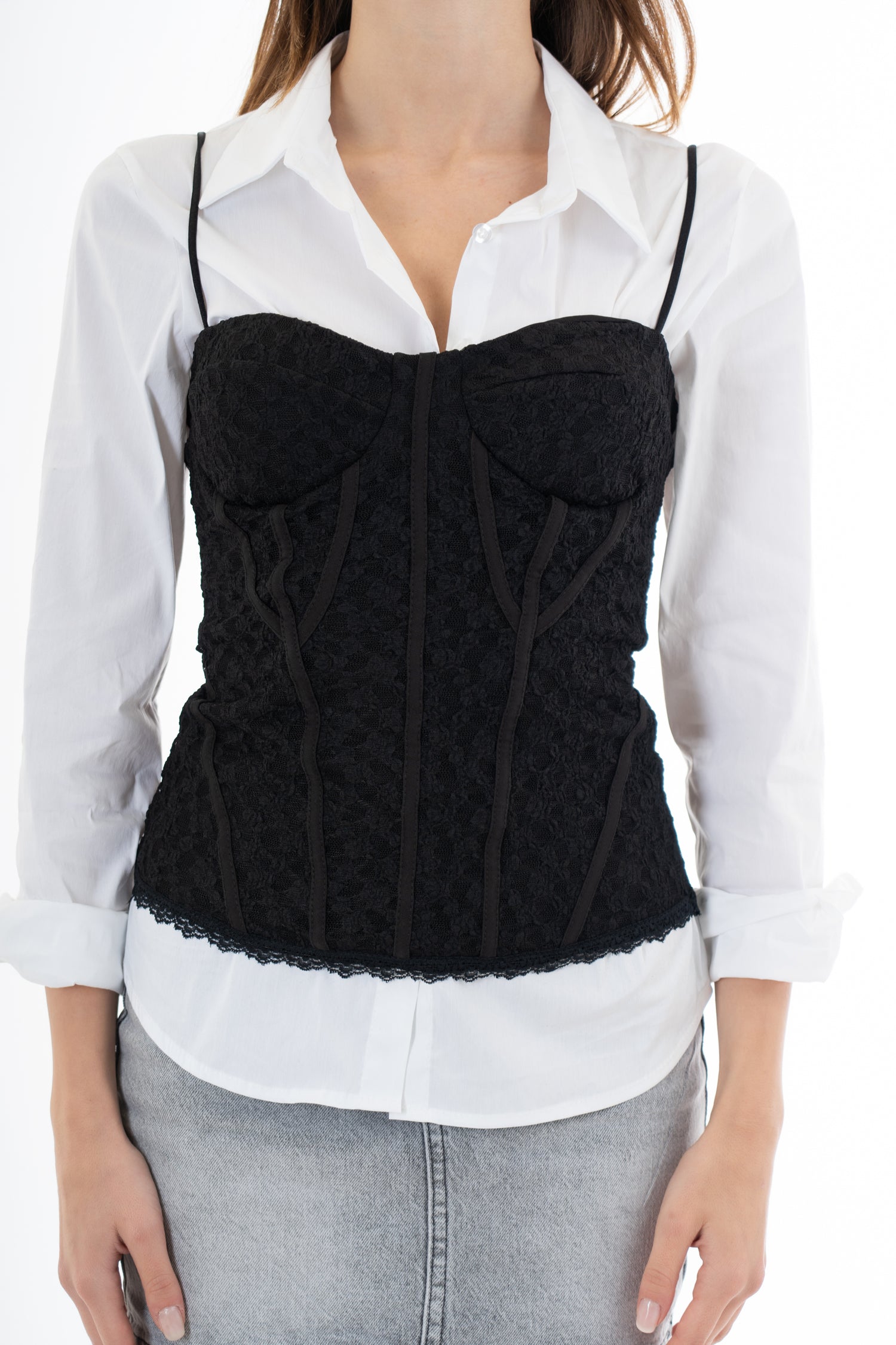 modella indossando Bustier in pizzo elasticizzato con coppe preformate e passamaneria al fondo colore Nero Unica