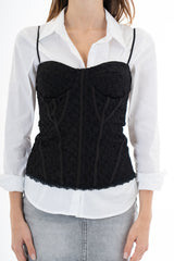 modella indossando Bustier in pizzo elasticizzato con coppe preformate e passamaneria al fondo colore Nero Unica
