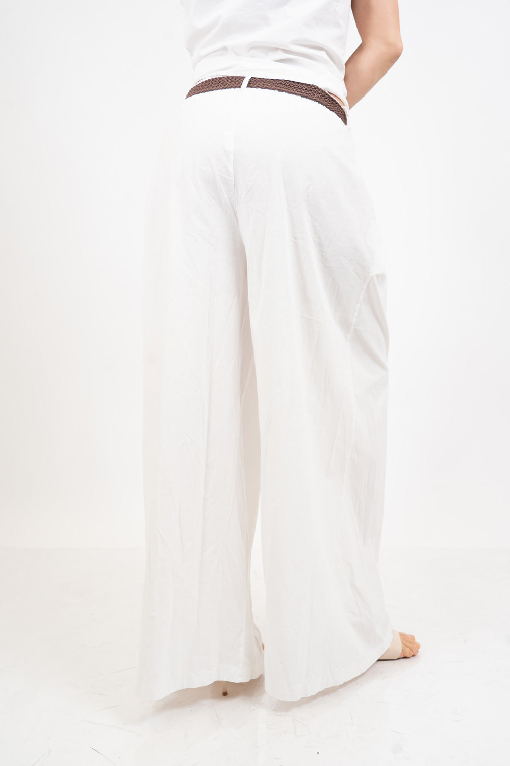 Pantalone wide leg in cotone elasticizzato con cintura intrecciata.
