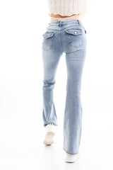 modella indossando Jeans flare a vita media in denim elasticizzato con tasche posteriori con pattina colore