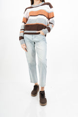 modella indossando Jeans regular fit a vita alta lavaggio chiaro elasticizzato colore