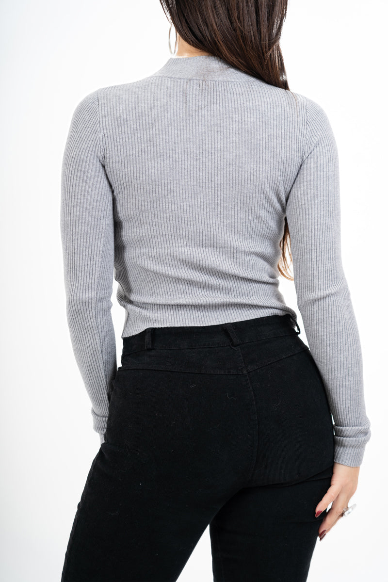 modella indossando Maglia a costine con scollo quadro e oblò con collare colore