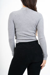 modella indossando Maglia a costine con scollo quadro e oblò con collare colore