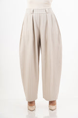 modella indossando Pantalone gessato morbido con elastico in vita – taglia unica colore Beige Unica