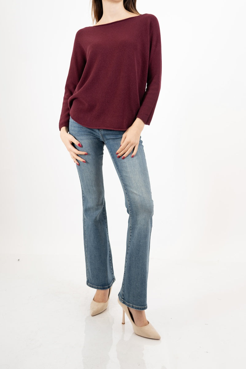 modella indossando Maglia over collo a barchetta con orlo stondato in viscosa colore