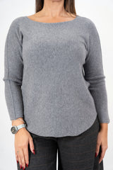 modella indossando Maglia over collo a barchetta con orlo stondato in viscosa colore Grigio Unica