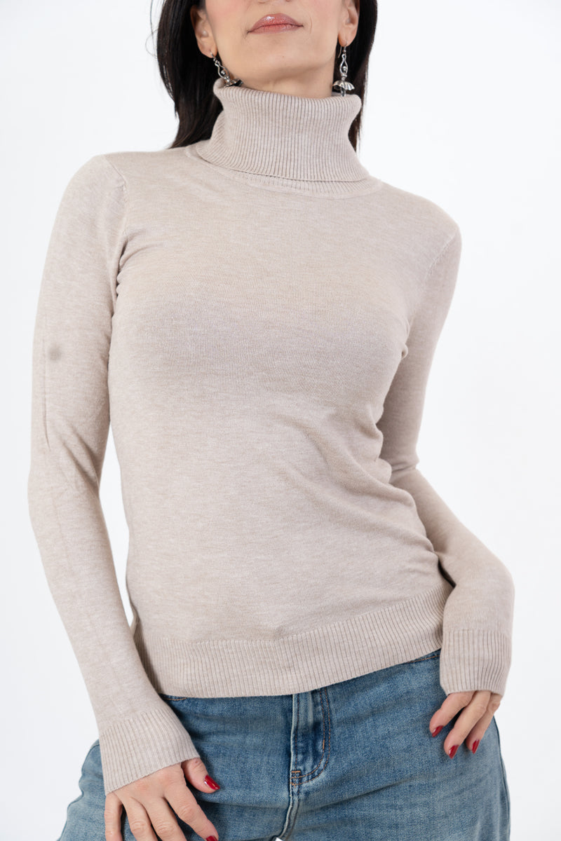 modella indossando Maglia Dream Basic Dolcevita in Viscosa colore Fango Unica