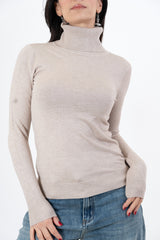 modella indossando Maglia Dream Basic Dolcevita in Viscosa colore Fango Unica