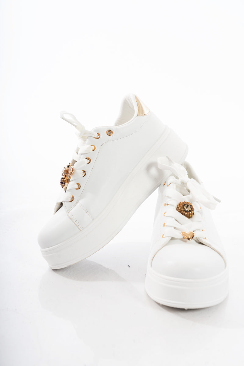 modella indossando Sneakers platform bianche con charm gioiello – dettaglio oro colore Bianco