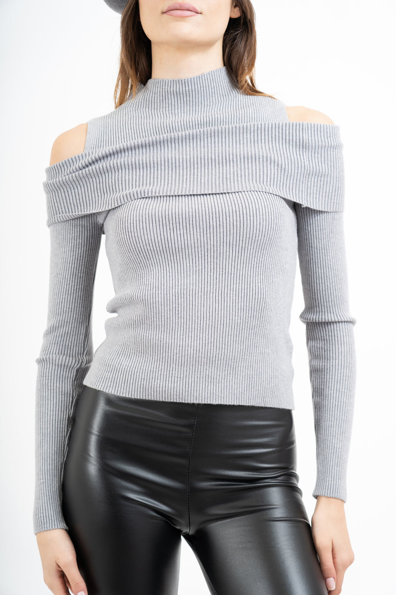 modella indossando Maglia finto twinset a costina con collo alto e spalle scoperte colore Grigio Unica