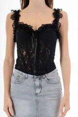 modella indossando Bustier in pizzo con coppe preformate, stecche rigide e rouche sullo scollo colore Nero Unica