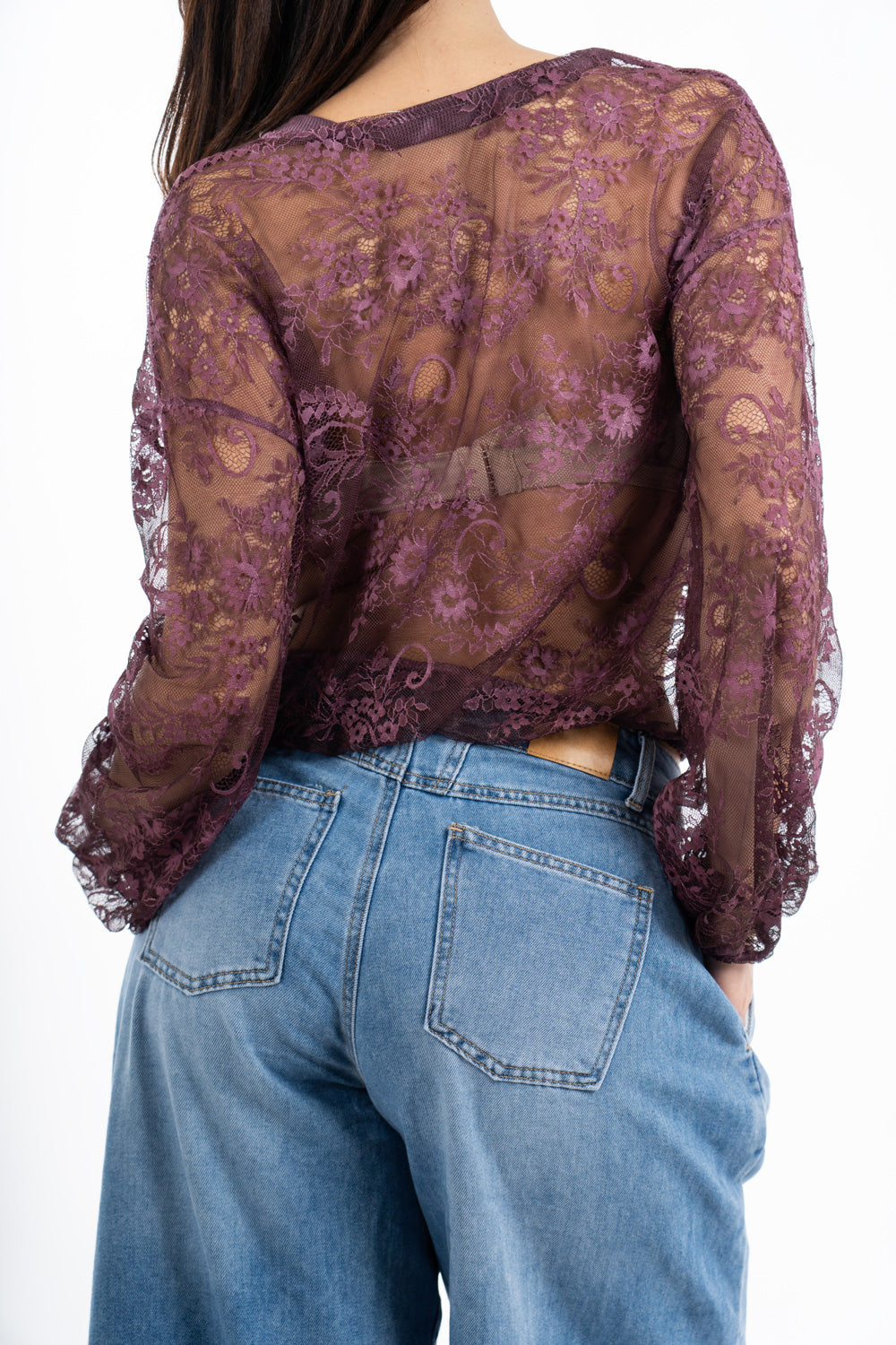 modella indossando Cardigan in pizzo floreale trasparente con scollo V colore