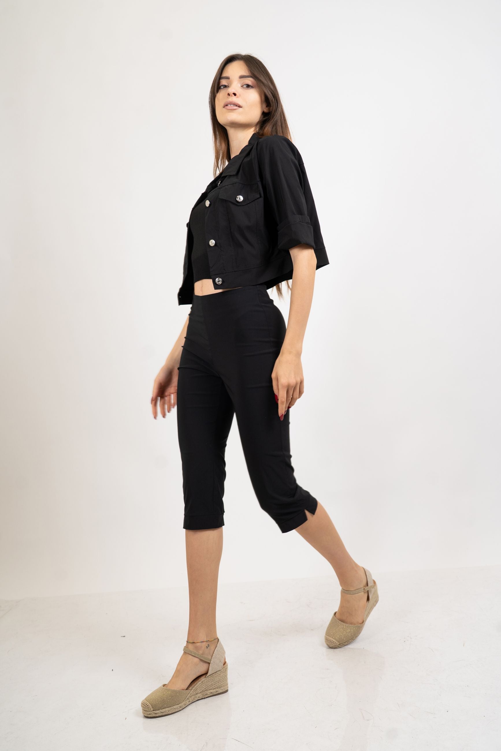 Pantalone Capri elasticizzato con spacchetto.