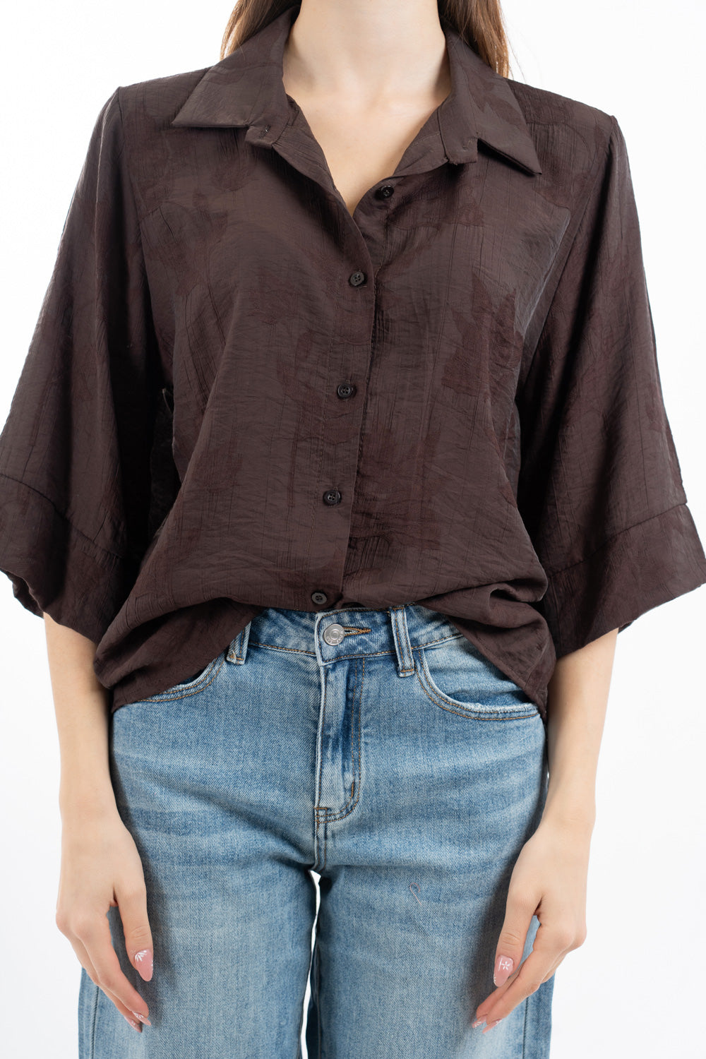modella indossando Camicia ampia in viscosa jacquard con manica al gomito e linea fluida colore Marrone Unica