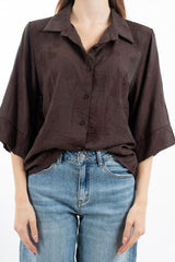 modella indossando Camicia ampia in viscosa jacquard con manica al gomito e linea fluida colore Marrone Unica