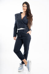 modella indossando Pantalone gessato blu con elastico in vita e risvolto regolabile colore