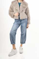 modella indossando Giacca in ecopelliccia morbida effetto volume colore