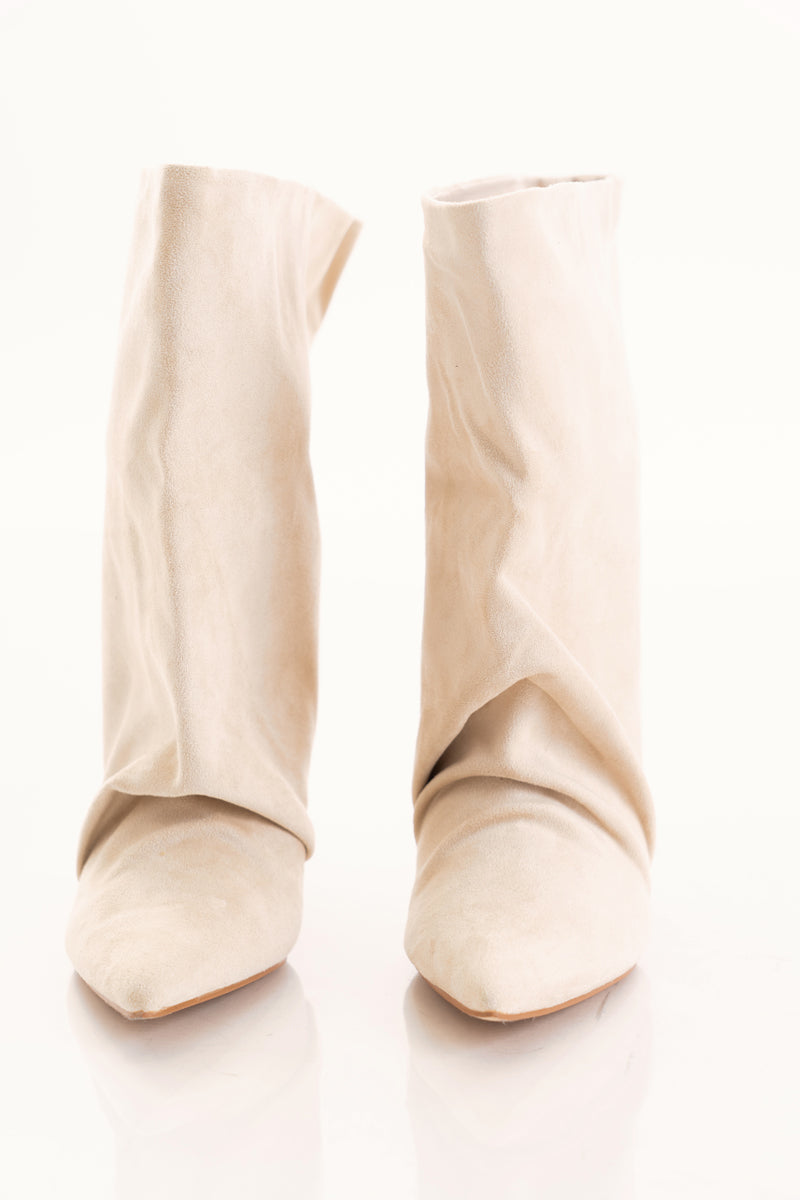 Tronchetto beige in ecocamoscio con gambale morbido ampio e tacco a clessidra 6 cm