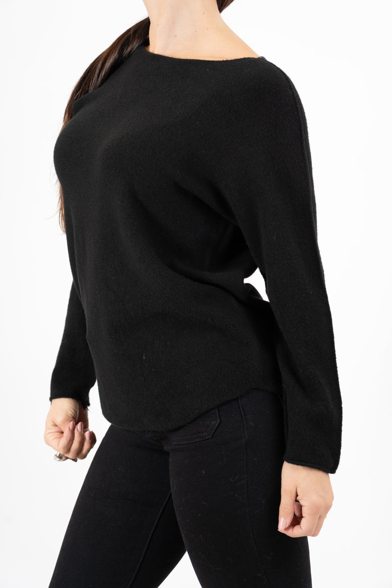 modella indossando Maglia over collo a barchetta con orlo stondato in viscosa colore