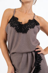 modella indossando Top LaceMood in poliviscosa con pizzo colore