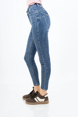 modella indossando Jeans push-up elasticizzato con micro glitter e vita regolare colore