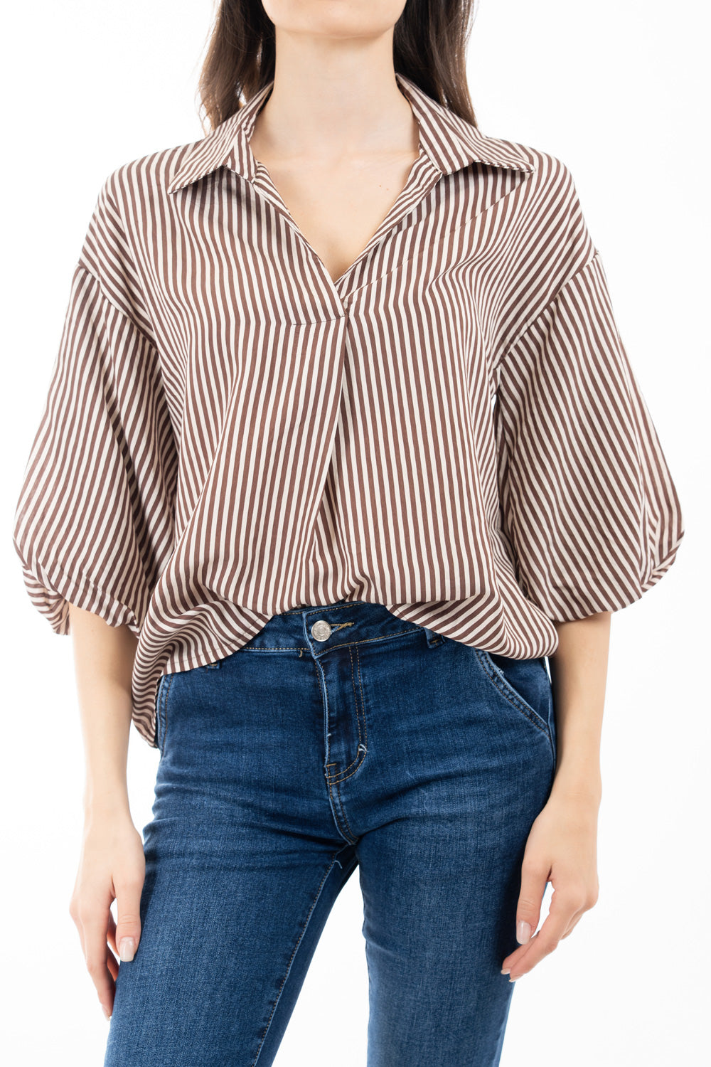 modella indossando Blusa rigata in viscosa con collo camicia e maniche palloncino doppiate colore Beige Unica