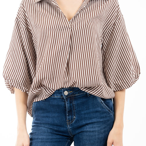 modella indossando Blusa rigata in viscosa con collo camicia e maniche palloncino doppiate colore Beige Unica
