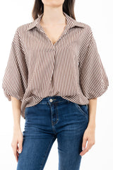 modella indossando Blusa rigata in viscosa con collo camicia e maniche palloncino doppiate colore Beige Unica