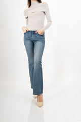 modella indossando Maglia finto twinset a costina con collo alto e spalle scoperte colore