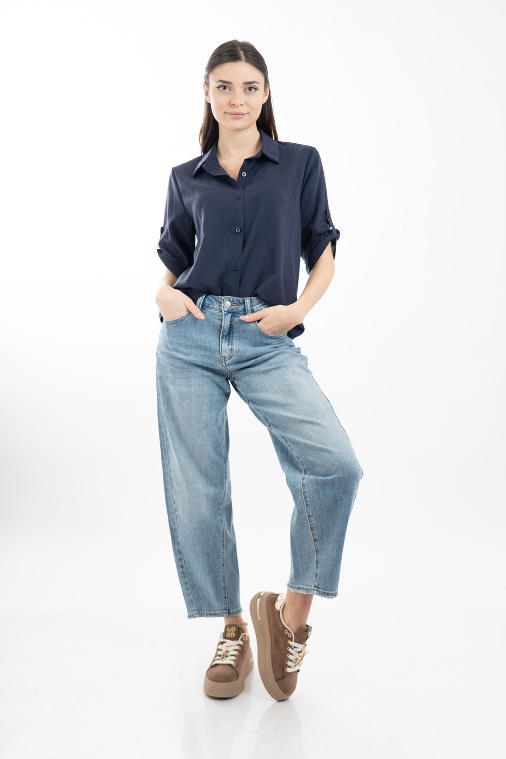 modella indossando Camicia in Tencel fluido con manica 3/4 regolabile e vestibilità morbida colore