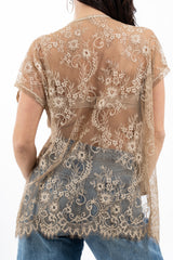 modella indossando Maglia over in viscosa con retro in pizzo colore