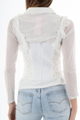 modella indossando Bustier in pizzo con coppe preformate, stecche rigide e rouche sullo scollo colore