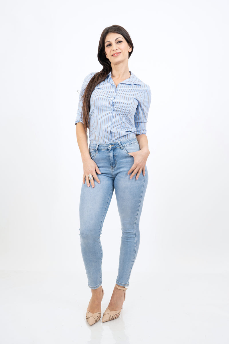 modella indossando Camicia rigata avvitata in cotone – celeste colore