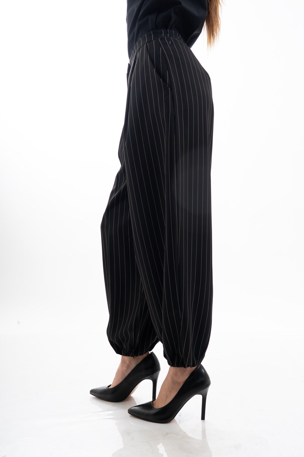modella indossando Pantalone carrot gessato con pinces e fondo elasticizzato colore