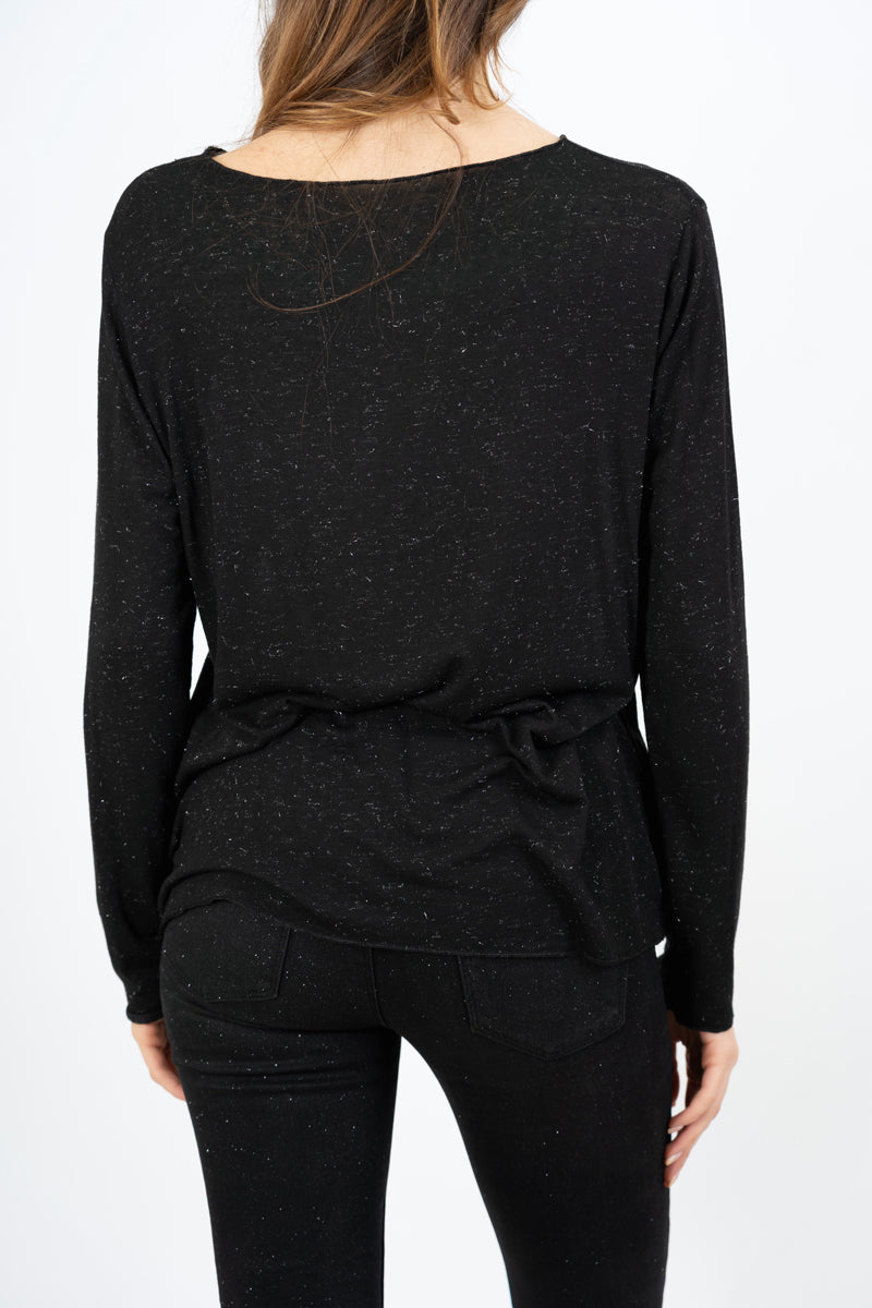 modella indossando Maglia over con scollo ampio in viscosa e cashmere con filo laminato colore