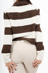 modella indossando Maglia a righe in misto lana modello polo Made in Italy colore