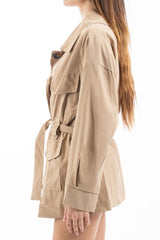 modella indossando Trench corto con fusciacca in tela tecnica morbida e tasche applicate colore