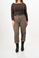 modella indossando Pantalone in panno fantasia pied de poule marrone con cintura colore